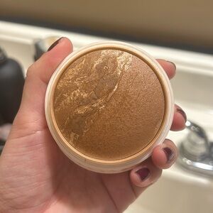 Dibs brand spiced chai bronzer. Only used a few times.